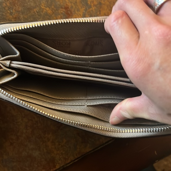 Michael Kors wallet - Picture 2 of 4